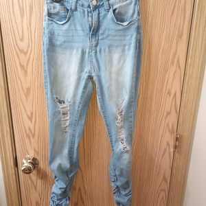 Runched ankle ripped jeans